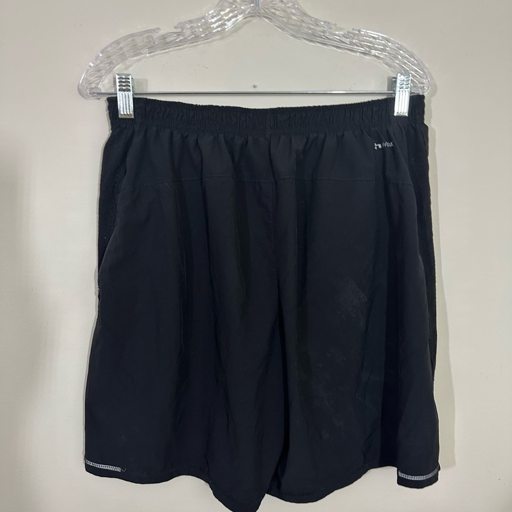 Hind sz lg men swim suit in a black nylon. Very nice suit. It has a drawstring